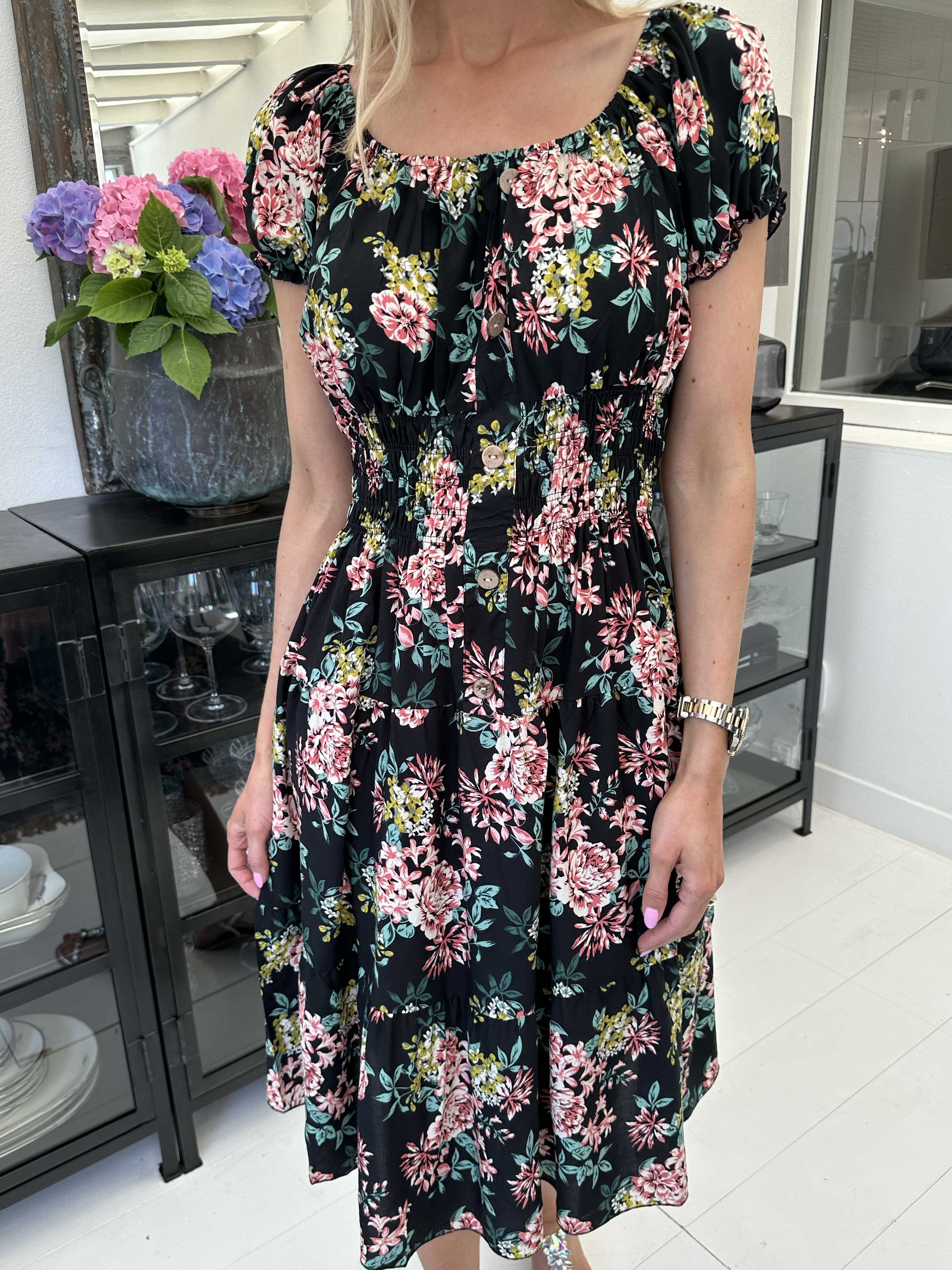 Finalia Summer Short - Sød blomstret kjole med pufærmer